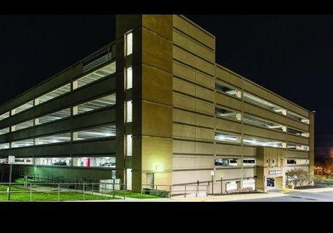 在莱斯顿医院中心的停车场拍摄的照片, 发光的LED停车场照明.