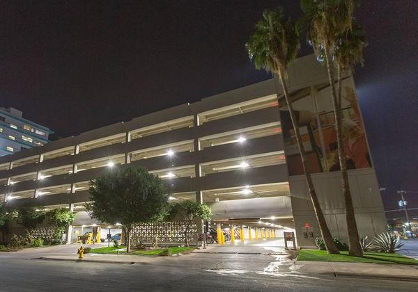 凤凰城的U-Haul公司办公室从外面显示出明亮的停车场照明